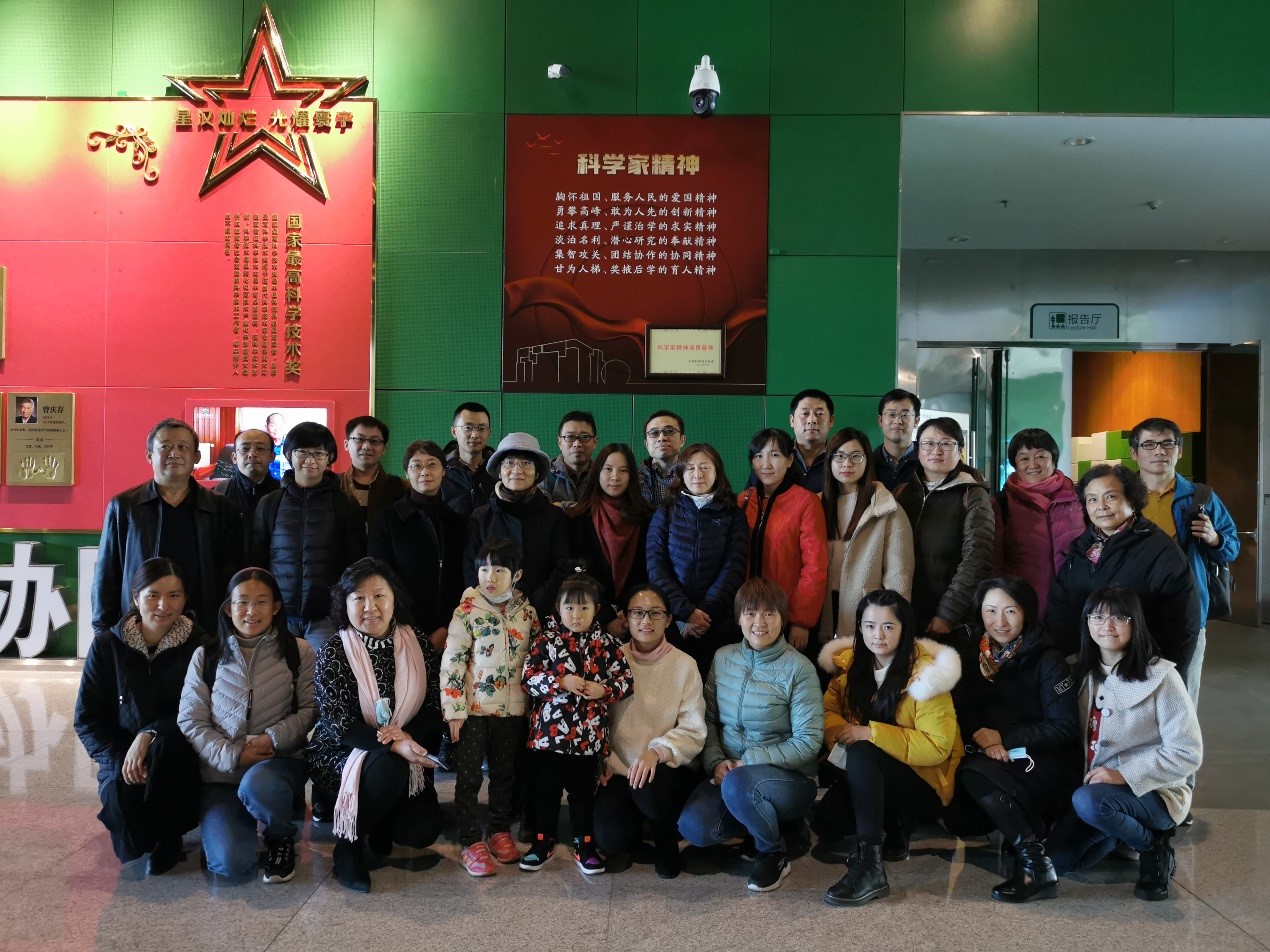 中国科技馆最高科学技术奖手模前合影