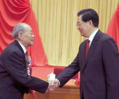 国家主席胡锦涛向郑哲敏院士颁发奖励证书（来源：新华社）